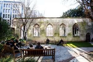 Bancos en la iglesia de St. Dunstan in the East, en Londres.
