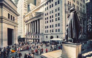 Vista del edificio de la Bolsa de Nueva York, desde la entrada el Federal Hall.