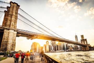 El puente de Brooklyn y, al fondo, Lower Manhattan, en Nueva York.
