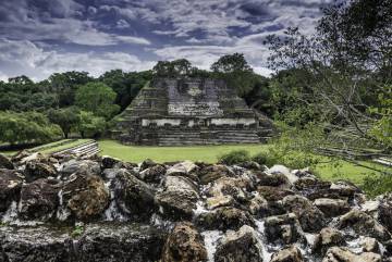 Templo de los Altares de Mampostería, en el yacimiento maya de Altun Ha, en Belice.