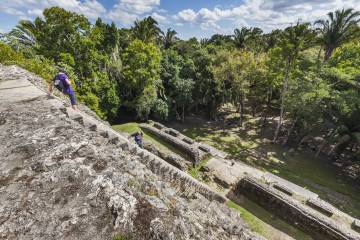 Visitantes en las ruinas mayas de Lamanai, en Belice.