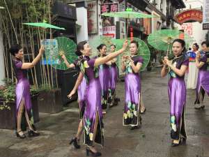 Jóvenes con sombrillas y trajes tradicionales en Hangzhou (China).