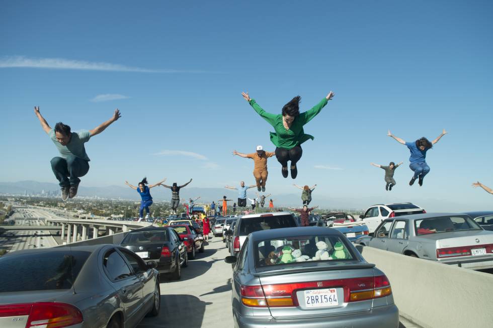 Fotograma de la escena inicial de la película 'La La Land', un baile en medio del atasco en el cruce de las autopistas 105 y 110.