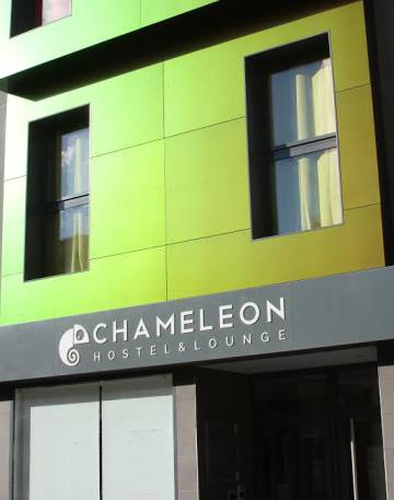 Fachada del Chameleon Hostel and Lounge, en Alicante. Fachada del Chameleon Hostel and Lounge, en Alicante.