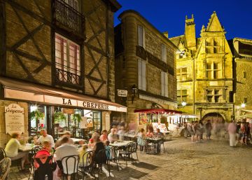 ‘Foie’ con grutas en La Dordoña francesa ‘Foie’ con grutas en La Dordoña francesa