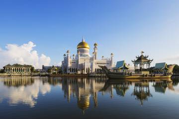 Vista de la mezquita de Omar Ali Saifuddien, en Bandar Seri Begawan (Brunéi).