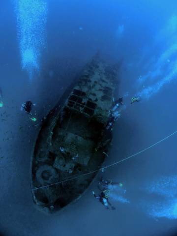 Submarinistas en torno al pecio Bolkiah, en Brunéi.