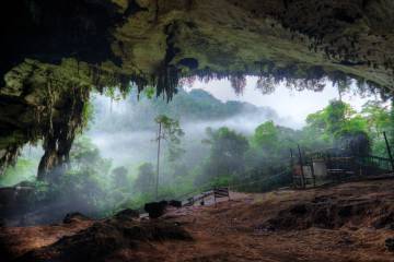 Entrada a la Gran Cueva del parque nacional de Niah, en la isla de Borneo.