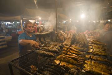 Puesto de comida en el mercado nocturno de Pasar Malam, en Bandar Seri Begawan, capital de Brunéi.