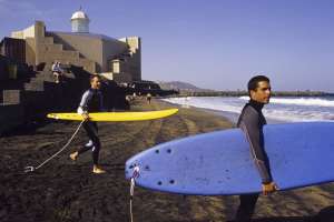 Surfistas en Los Muellitos, junto al Auditorio Alfredo Kraus, en Las Palmas de Gran Canaria.