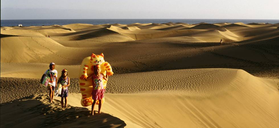 Turistas en las dunas de Maspalomas, en Gran Canaria.
