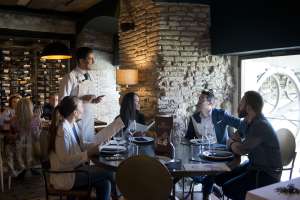 Interior del restaurante María Trifulca, en Sevilla.