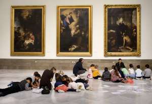 Escolares durante una visita a la sala Murillo del Museo de Bellas Artes, en Sevilla.