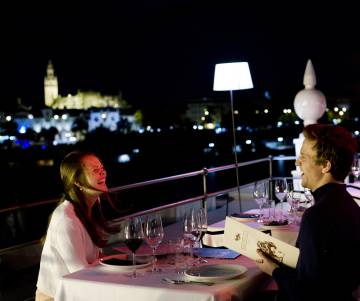 Terraza del restaurante María Trifulca, en Sevilla.
