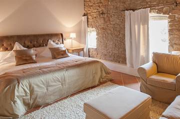 Habitación de la masia La Garriga de Castelladral.