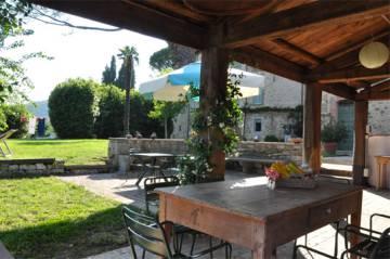 Terraza del alojamiento rural Terzo di Danziano, en la Toscana (Italia).