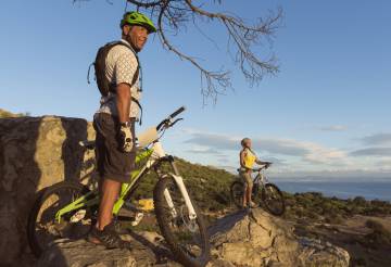 Dos ciclistas contemplando el paisaje en Tarifa (Cádiz).