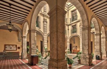 Una de los patios de la Real Fábrica de Tabacos, en Sevilla.