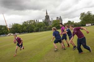Jóvenes jugando al rugby en Fettes College, en Edimburgo.