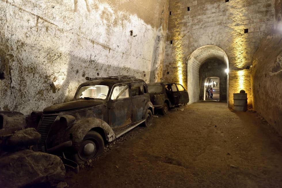 Coches antiguos abandonados en la Galleria Borbonica, en Nápoles.