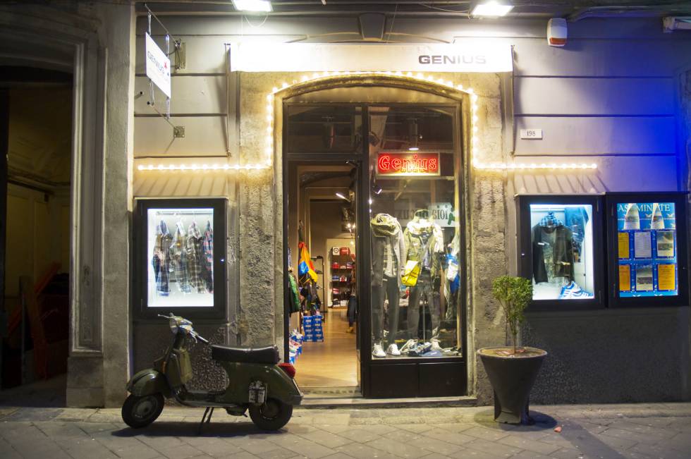 Tienda de ropa en la zona de Chiaia, en Nápoles.