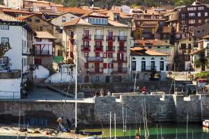 Vista del puerto de Mundaka.