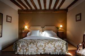Una de las habitaciones del hotel Churrut, en Navarra.