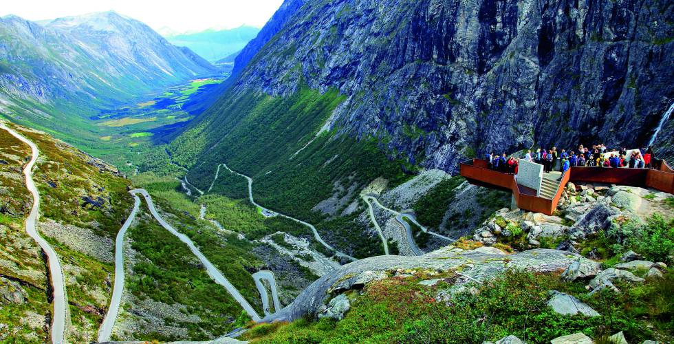 Mirador a la serpenteante Trollstigen, la ruta de los Trols, en Noruega.