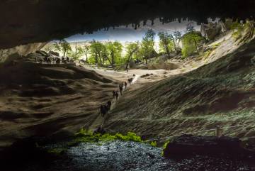 Visitantes en la cueva del Milodón, cerca de Puerto Natales, en la Patagonia chilena.