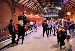 El andén 9 34 en Warner Bros. Studio Tour London, en Leavesden.