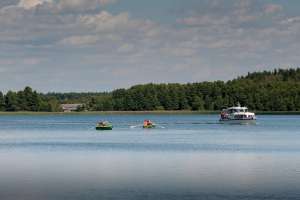 Embarcaciones en el lago Wigry.