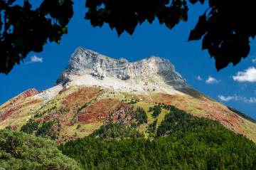 Vista del Castillo d'Acher, en el Pirineo aragonés.