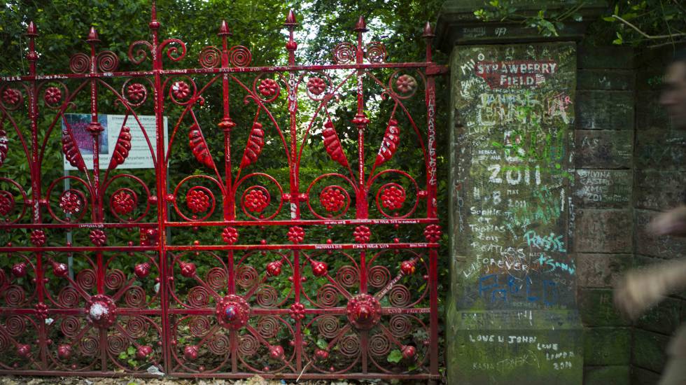 La verja de Strawberry Fields, que conserva la puerta de arenisca original, en Liverpool.