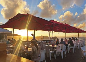 Una deliciosa terraza al Cantábrico en la playa de Salinas Una deliciosa terraza al Cantábrico en la playa de Salinas