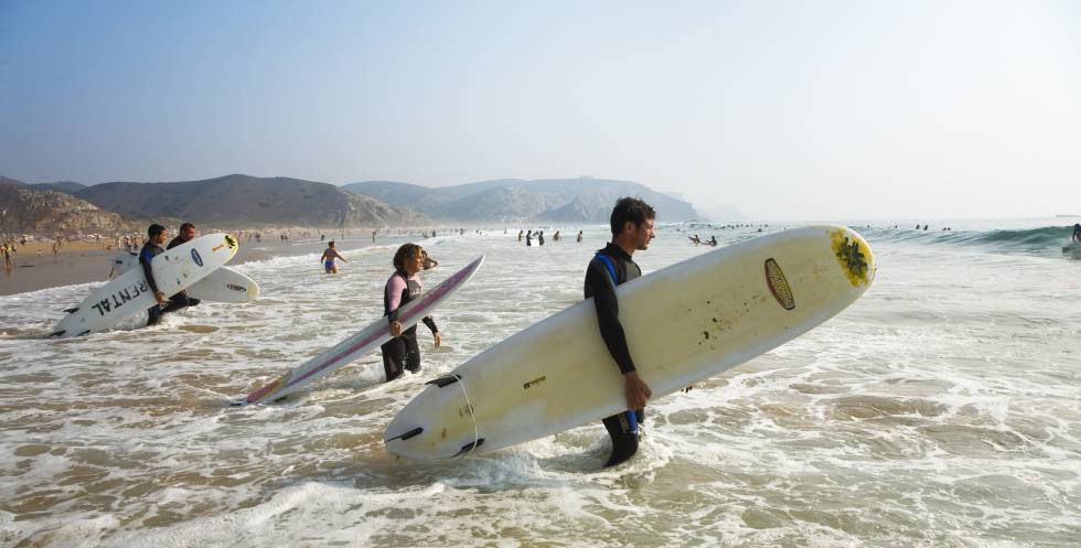 Surferos en la playa de Amado, en Portugal.