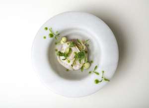 Bacalao ahumado con espuma de piparra del restaurante Chirón, en Valdemoro (Madrid).