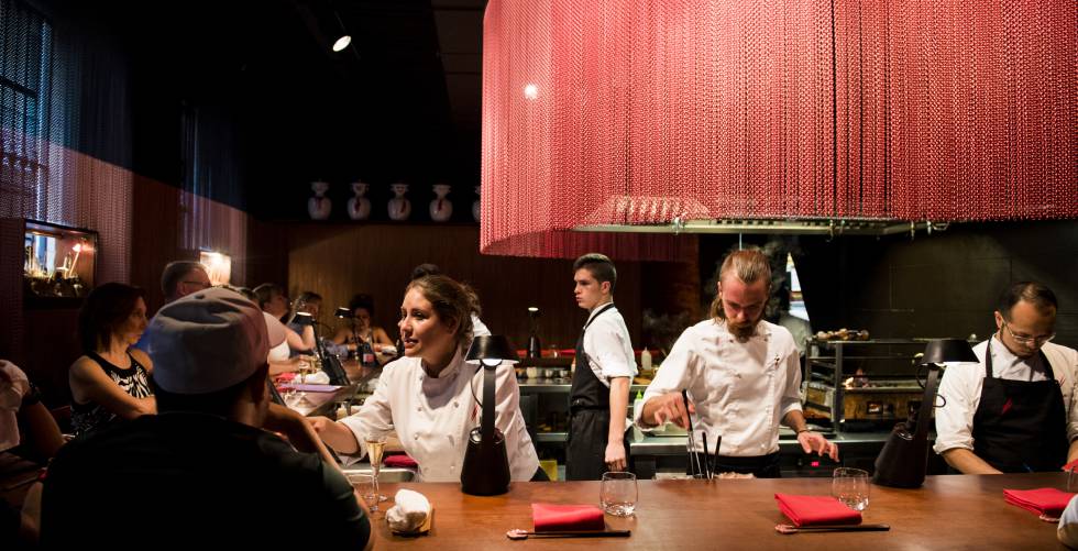 Barra del restaurante Dos Palillos, en El Raval (Barcelona).