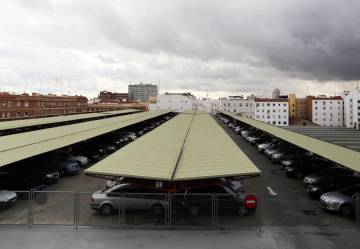 Parking en la azotea del edificio del Parque Movil del Estado, en Madrid.
