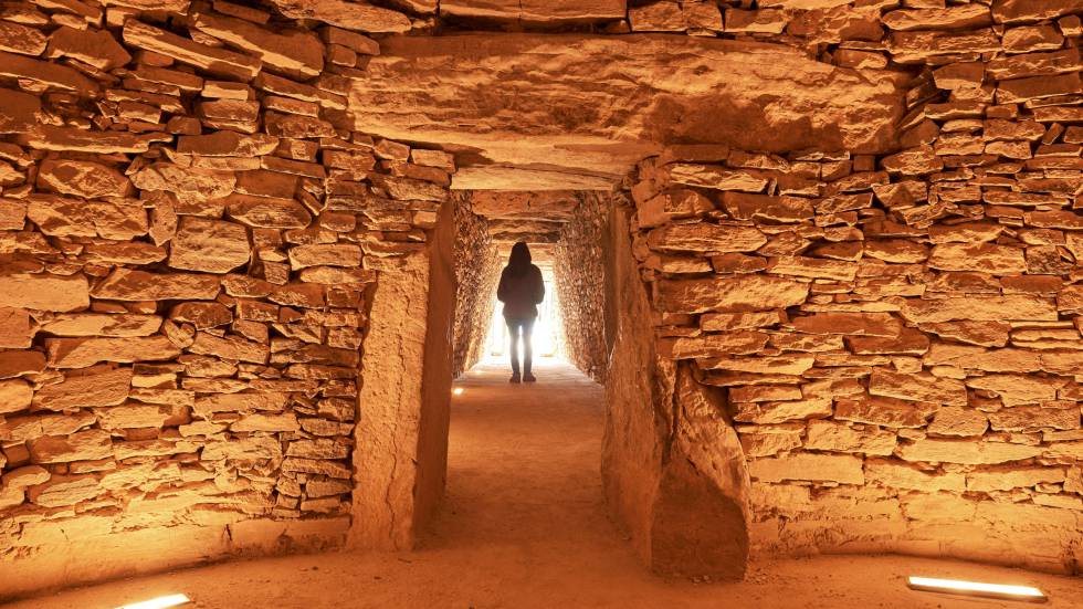 Interior de El Romeral, uno de los tres dólmenes del conjunto megalítico de Antequera (Málaga).