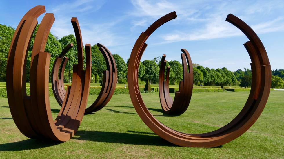 Una de las obras de Bernar Venet expuestas en los jardines del palacio de Cliveden, en la campiña inglesa.