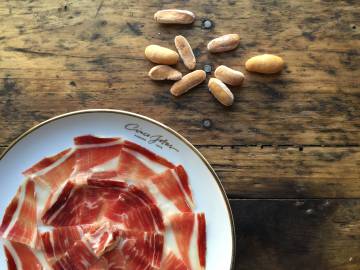 Plato de jamón en la bodega de Cinco Jotas, en Jabugo (Huelva).