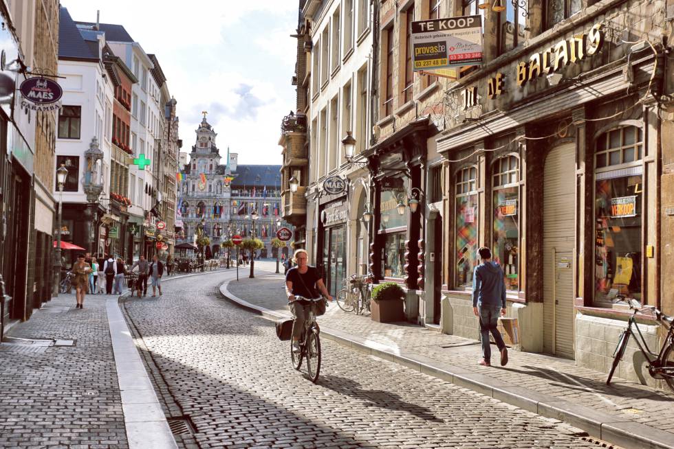 Un ciclista por el centro histórico de Amberes (Bélgica).