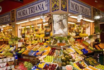 Puesto de fruta del mercado de abastos del barrio de Triana, en Sevilla.