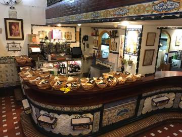 Barra del bar Las Golondrinas, en Triana (Sevilla).