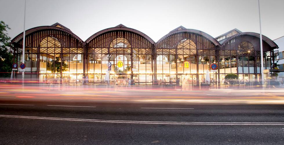 Fachada del mercado la Lonja del Barranco, diseñada por Gustav Eiffel, en Sevilla.