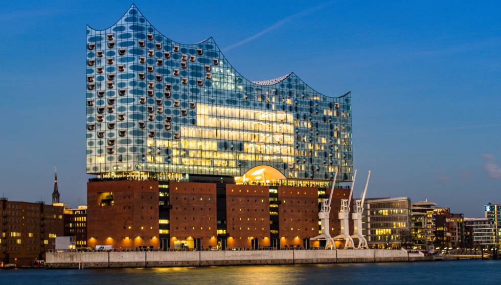 Vista de la Elbphilharmonie (Filarmónica del Elba), de los arquitectos Herzog y de Meuron, en Hamburgo.