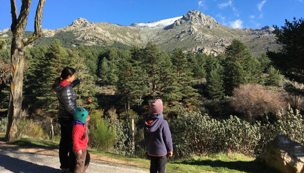 La cumbre de La Maliciosa (a la derecha) vista desde el valle de La Barranca, en Madrid.
