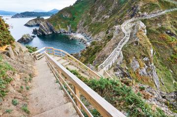 Pasarela senderista la punta de Fuciño do Porco, en la ría de Viveiro (Lugo).