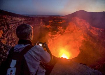 Un volcán de magma hirviente Un volcán de magma hirviente