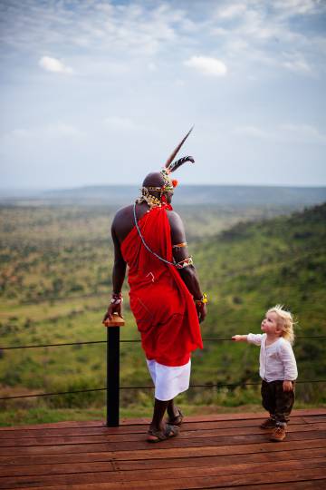 Un miembro del pueblo samburu, ataviado con la vestimenta tradicional, en la reserva de Loisaba, en Kenia.